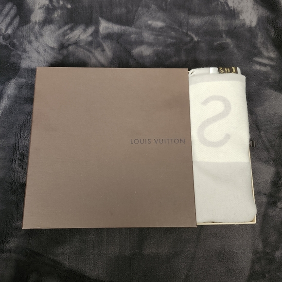 Louis Vuitton Baroda Scarf Cashmere - Picture 9 of 9